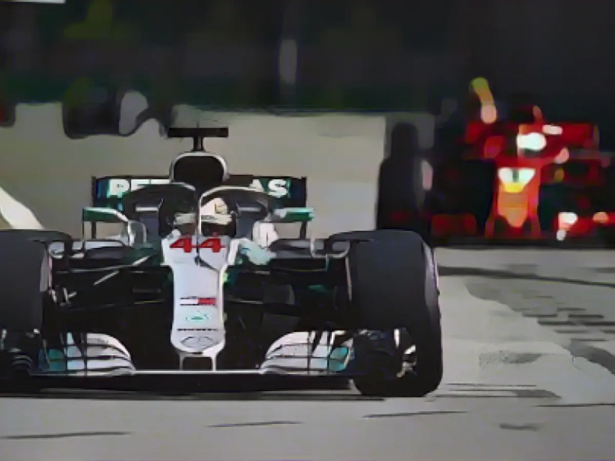 Lewis Hamilton è partito dalla pole position con la sua famosa Mercedes numero 44 e ha conquistato la sua settima vittoria stagionale sul circuito cittadino di Marina Bay a Singapore.