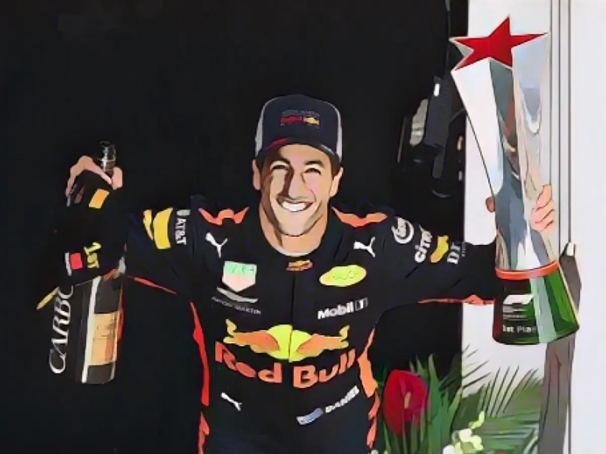 Um inspirado Daniel Ricciardo conquistou uma notável e inesperada vitória a partir do sexto lugar da grelha de partida, após um golpe de mestre tático da sua equipa Red Bull em Xangai, com o furioso líder do campeonato, Vettel, a ficar em oitavo lugar.