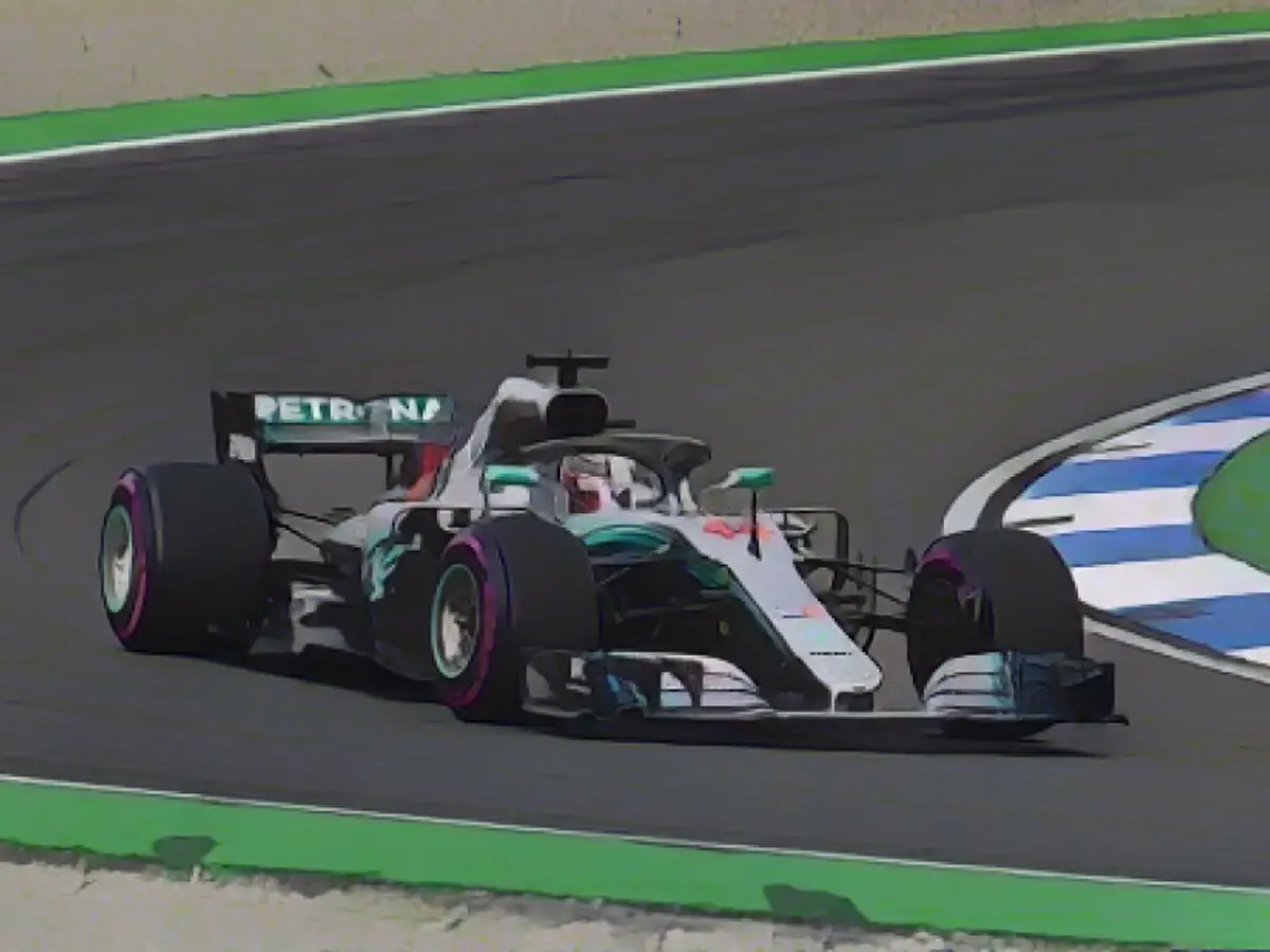 Hamilton remontó desde la 14ª posición de la parrilla para hacerse con una sorprendente victoria, ya que Vettel se estrelló en Hockenheim.