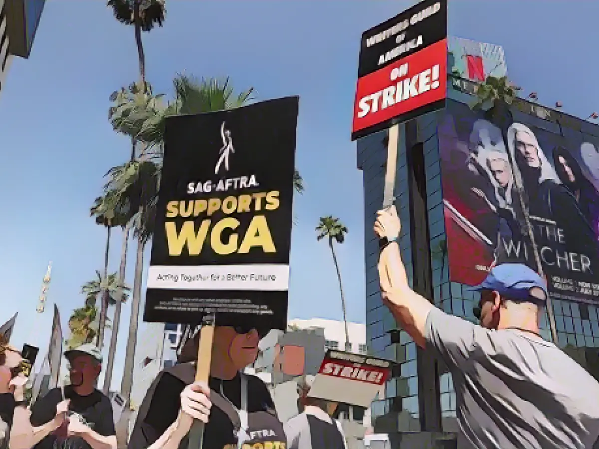 Члены актерского профсоюза SAG-AFTRA идут по линии пикета в знак солидарности с бастующими работниками WGA (Гильдия писателей Америки) у офиса компании Netflix в Лос-Анджелесе, штат Калифорния.