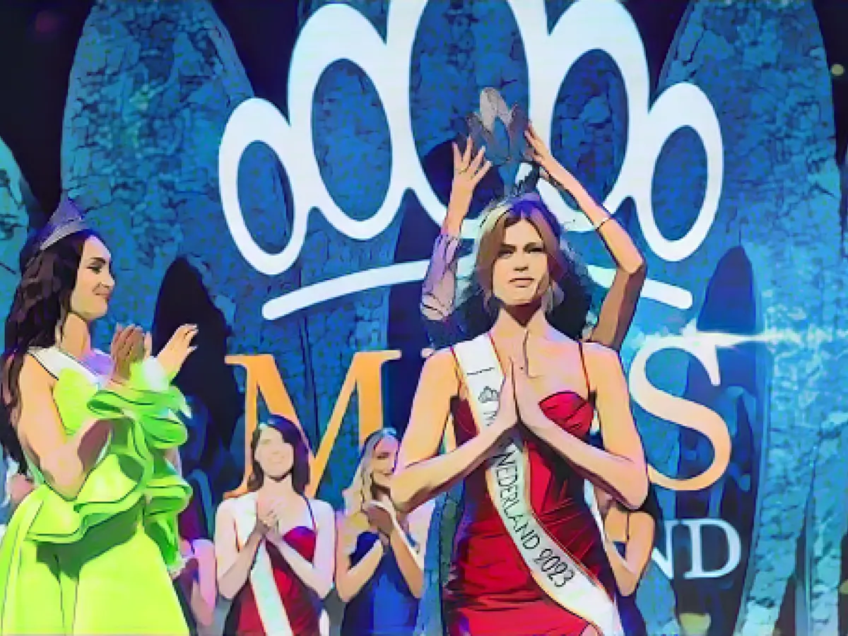 Действующая Мисс Вселенная Р'Бонни Габриэль наблюдает за тем, как Рикки Колле становится первой трансгендерной женщиной, получившей титул Мисс Нидерланды.