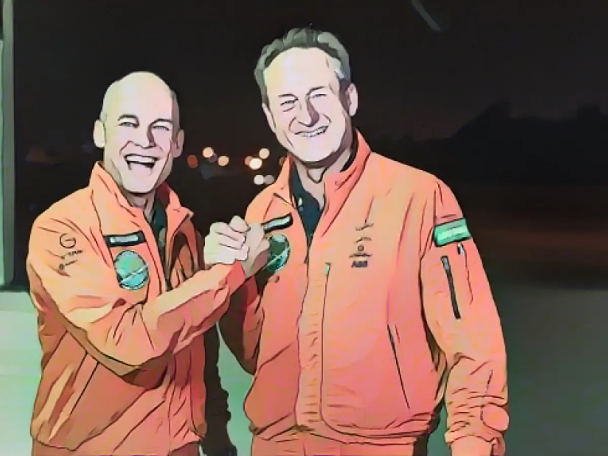 André Borschberg (derecha) y Bertrand Piccard pilotaron el primer avión solar alrededor del mundo. La pareja recorrió 43.041 kilómetros y pasó 23 días en el aire. Realizaron aterrizajes cada pocos días, turnándose para pilotar el avión mientras asistían también a actos públicos en gobiernos, escuelas y universidades.