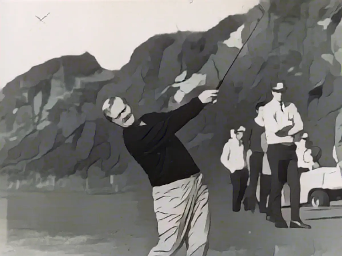 Er wurde 1961 im Alter von 21 Jahren Profi und gewann seinen ersten Pay-per-View-Titel bei den US Open 1962, indem er Palmer in einem 18-Loch-Playoff besiegte. So begann eine der größten Rivalitäten im Golfsport, als der junge Emporkömmling drohte, den Helden von Arnies Armee an sich zu reißen.