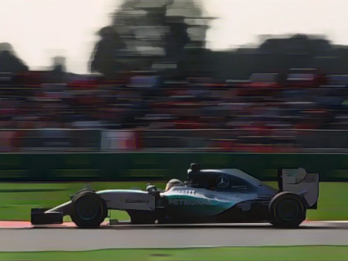 Машины Формулы 1 все еще намного быстрее, чем зарядные устройства Формулы E. Чемпион мира Льюис Хэмилтон показал максимальную скорость в 2015 году, когда его Mercedes разогнался до 225 миль/ч (362 км/ч) на Гран-при Мексики. Автомобили Формулы E могут разгоняться до 140 миль/ч (225 км/ч).