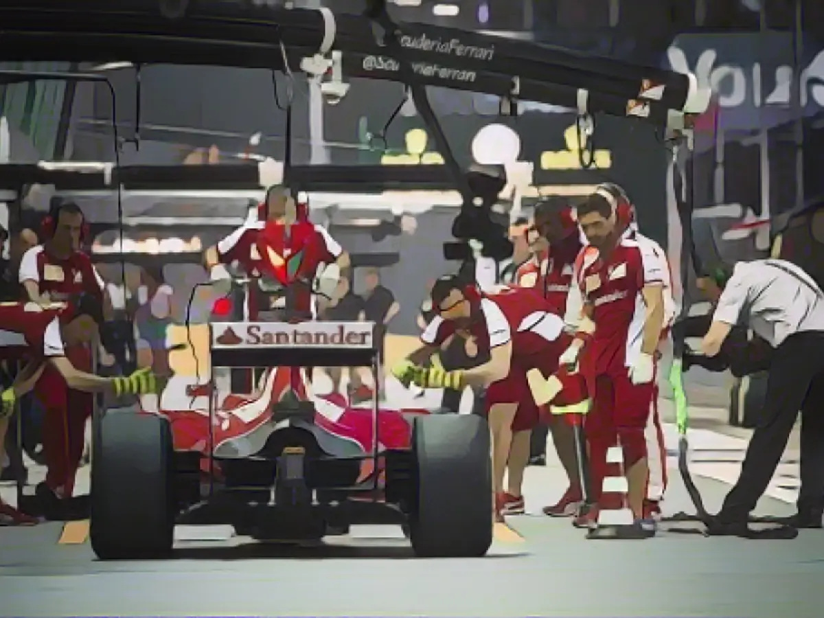 Водители Формулы 1 вынуждены останавливаться, чтобы сменить шины, а в Формуле E им приходится менять машины местами!