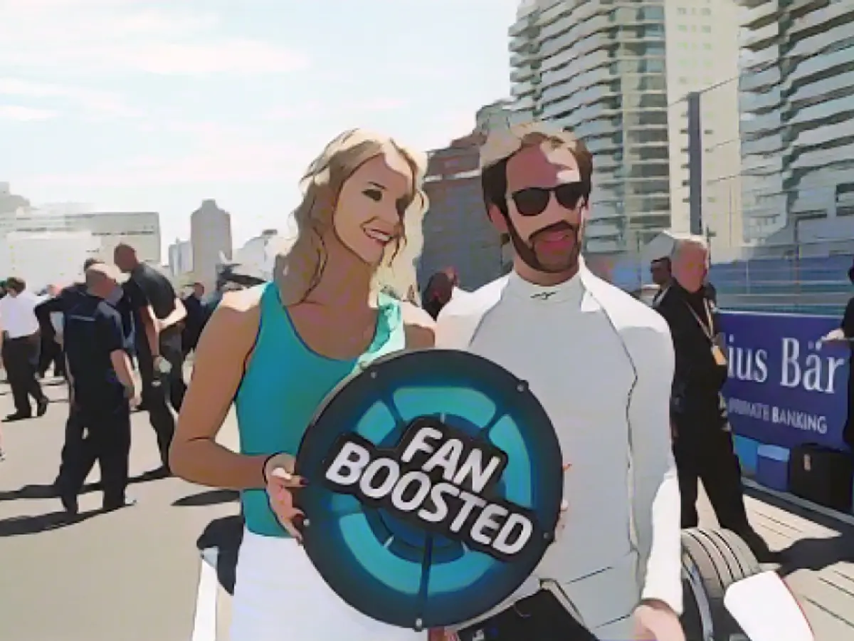 La Formula E mira ad avvicinare i fan a questo sport. Grazie al voto Fan Boost, il pubblico può persino dare al proprio pilota preferito un'iniezione di potenza di 100 kilojoule durante la gara. Il francese Jean-Eric Vergne, nella foto, si è dimostrato popolare tra i fan in Uruguay.