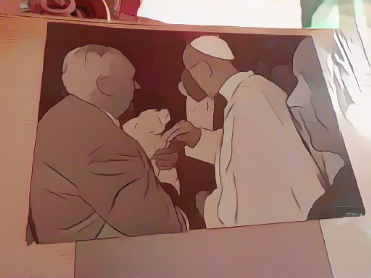 Спрятавшись в темноте, Жан-Пьер встречает Папу Пия XII вскоре после того, как его бабушка из Сенегала увезла его в Европу. Фотография из альбома, который Бернадетт хранит до сих пор.