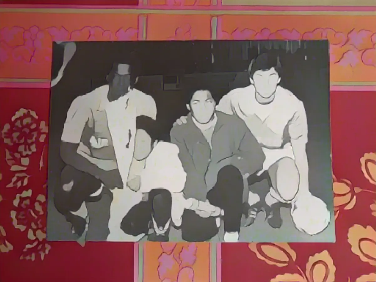 На другой игре, посвященной памяти отца, Лоран и Фредерик изображены рядом с бывшими коллегами Жан-Пьера по команде 