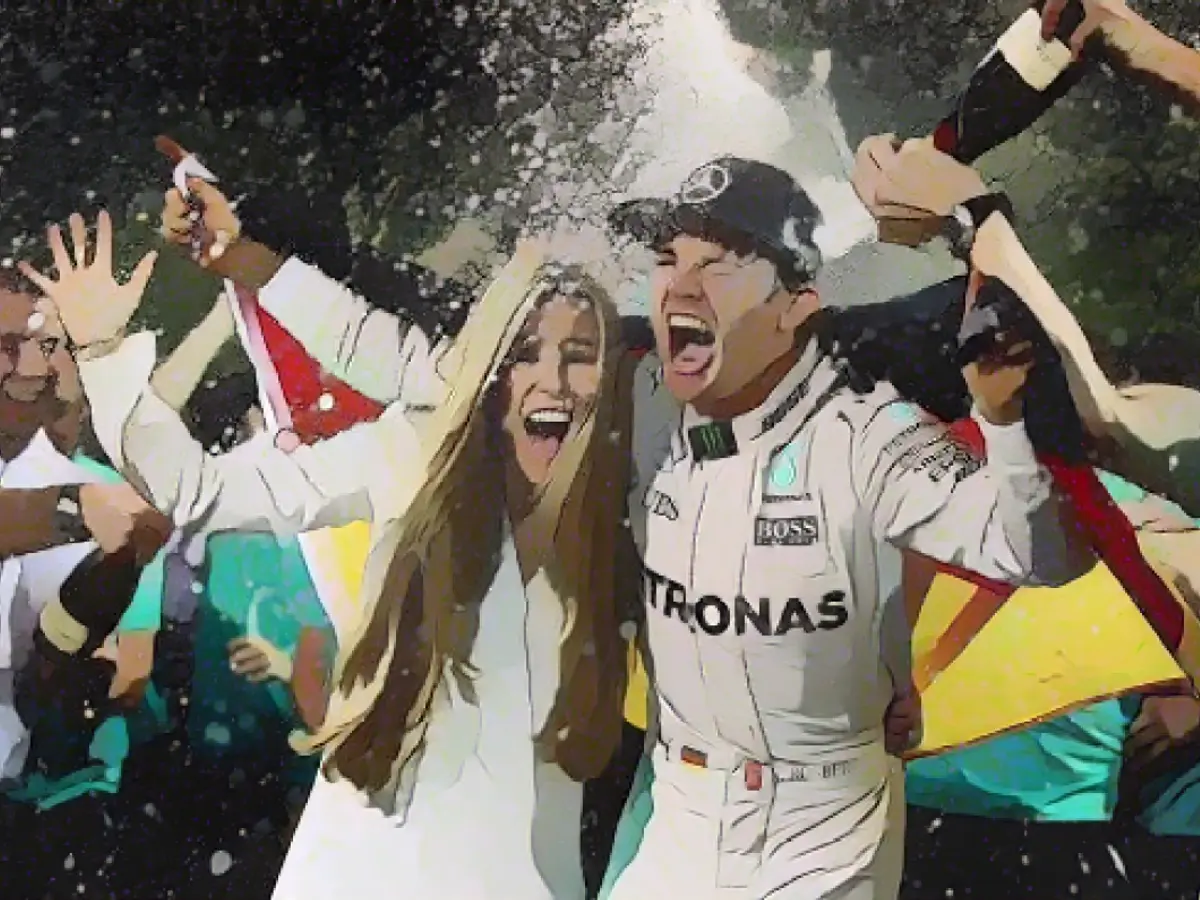 Вивиан Росберг присоединилась к празднованиям после того, как ее муж Нико завоевал титул чемпиона Формулы-1 в 2016 году.