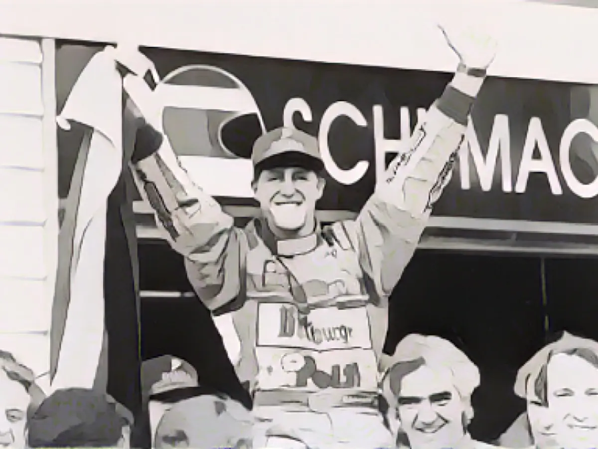 Schumacher viene sollevato dai suoi addetti ai box sul circuito del Gran Premio d'Australia ad Adelaide, in Australia, dopo aver vinto il Campionato mondiale piloti di Formula 1 nel 1994.