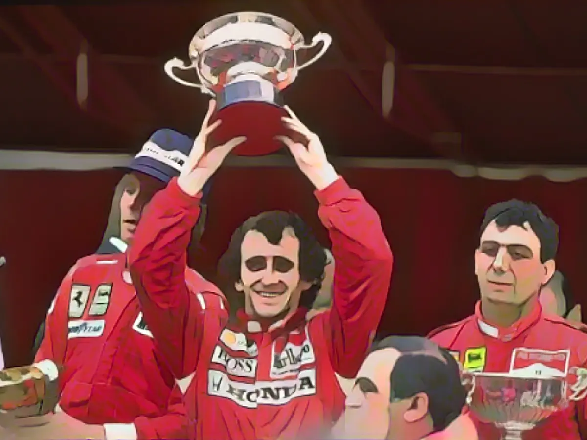 Alain Prost se retiró de la F1 en 1993 tras ganar el cuarto y último título mundial de su brillante carrera. El francés ganó cuatro veces el Gran Premio de Mónaco, y en la foto aparece después de hacerlo en 1988.