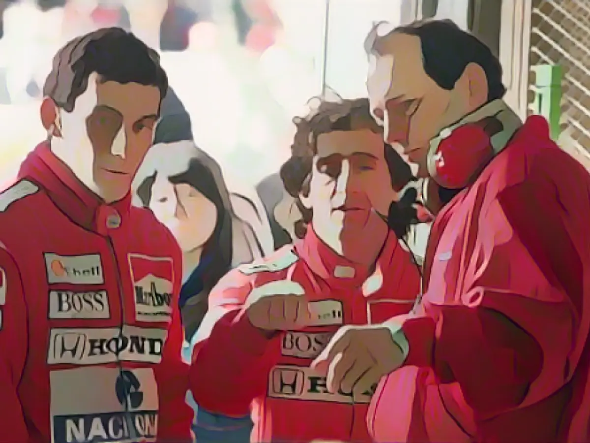 Prost (centro) y Ayrton Senna, con quien corrió en McLaren, compartieron una feroz rivalidad. El dúo estuvo involucrado en varias colisiones polémicas, y ambos se enfrentaron a menudo por el campeonato del mundo de F1.