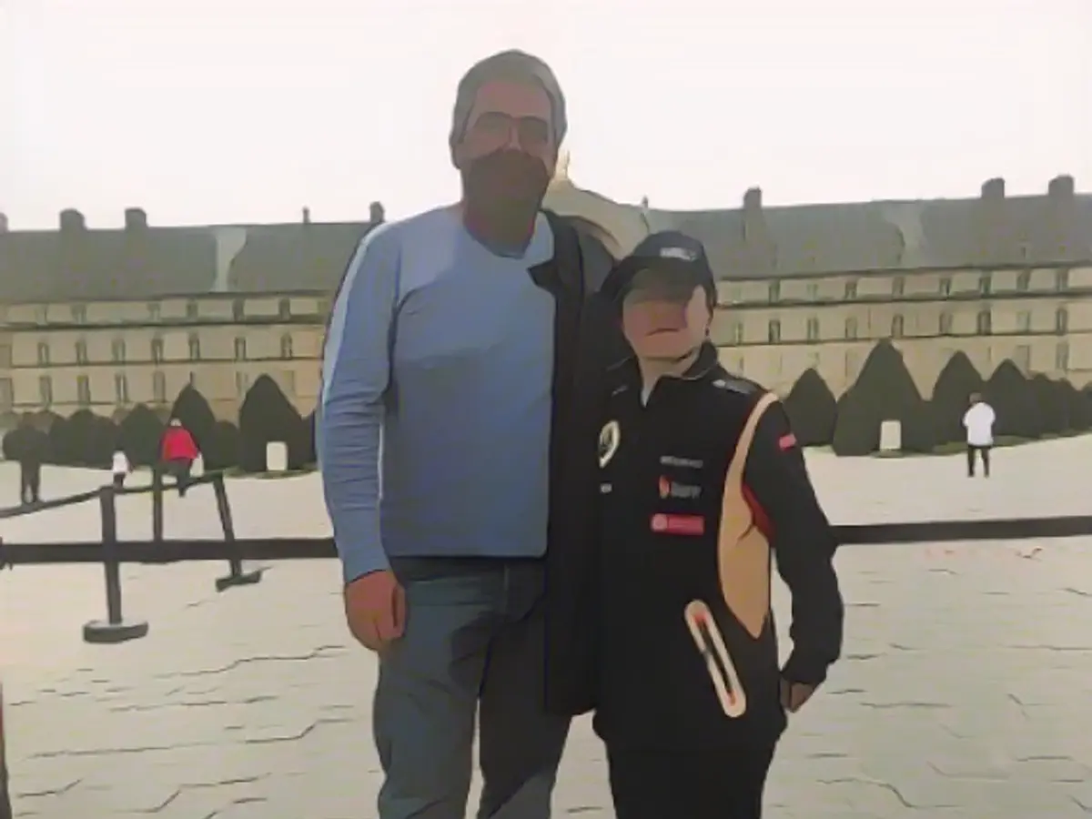 Vater und Sohn Richard (links) und Romain reisten aus der Region Ardèche in Südfrankreich an, um den Paris Electric Grand Prix anzusehen. Romain ist ein Fan von Renault e.Dams-Fahrer Nico Prost.