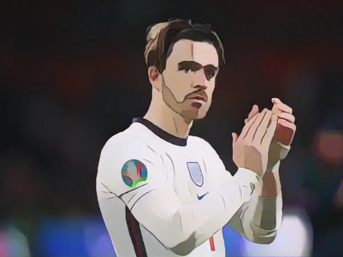 İngiltere'den Jack Grealish, İngiltere'ye karşı oynanan UEFA Euro 2020 Şampiyonluk Finali'nin ardından taraftarları selamlıyor.