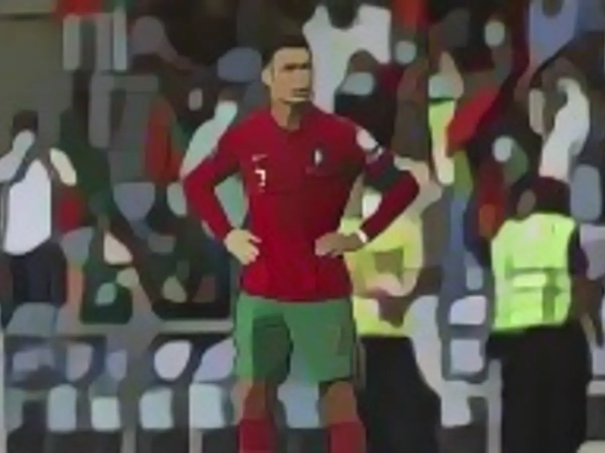 Нападающий сборной Португалии Криштиану Роналду реагирует после матча европейского отборочного раунда группы A чемпионата мира по футболу FIFA 2022 в Катаре между сборными командами Португалии и Ирландии на стадионе 