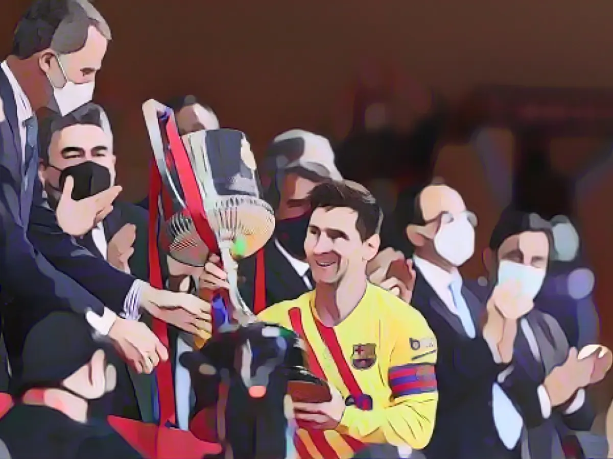 Lionel Messi levanta a Taça do Rei depois de vencer o Athletic Bilbao.