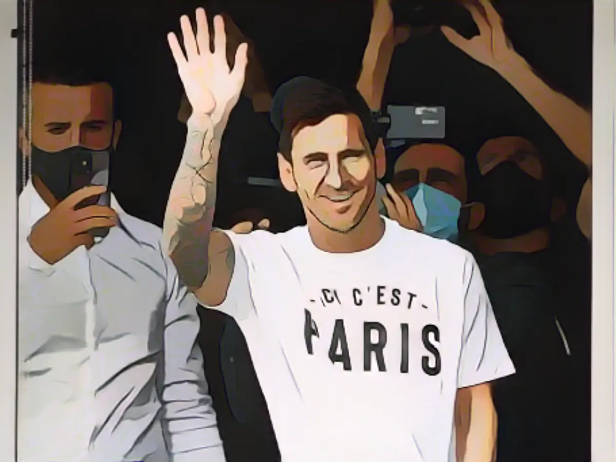 Месси машет болельщикам из окна после приземления в Париже 10 августа 2021 года.