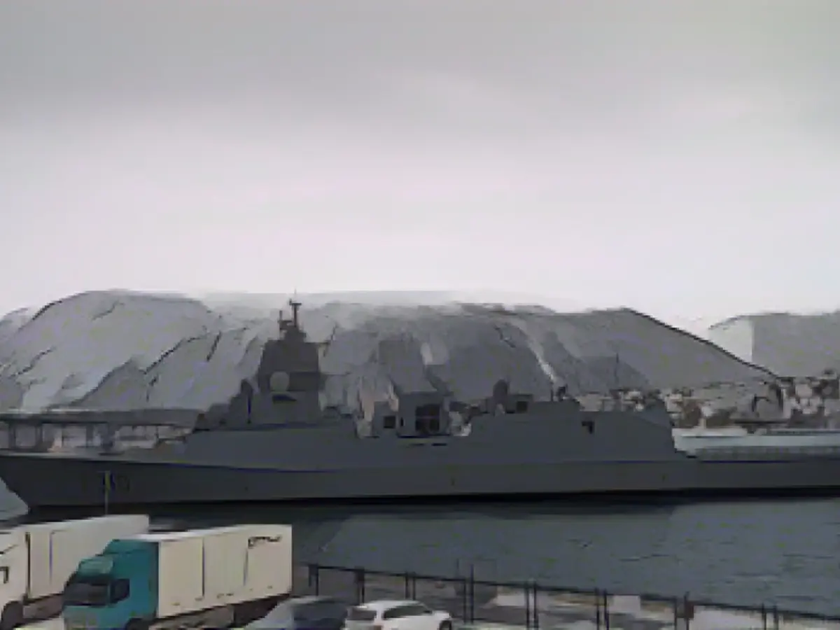O fregată a Marinei norvegiene se profilează în portul Tromsø, în cel mai nordic punct al țării, așa cum a fost surprinsă de Frida Ghitis, editorialist CNN Opinion.