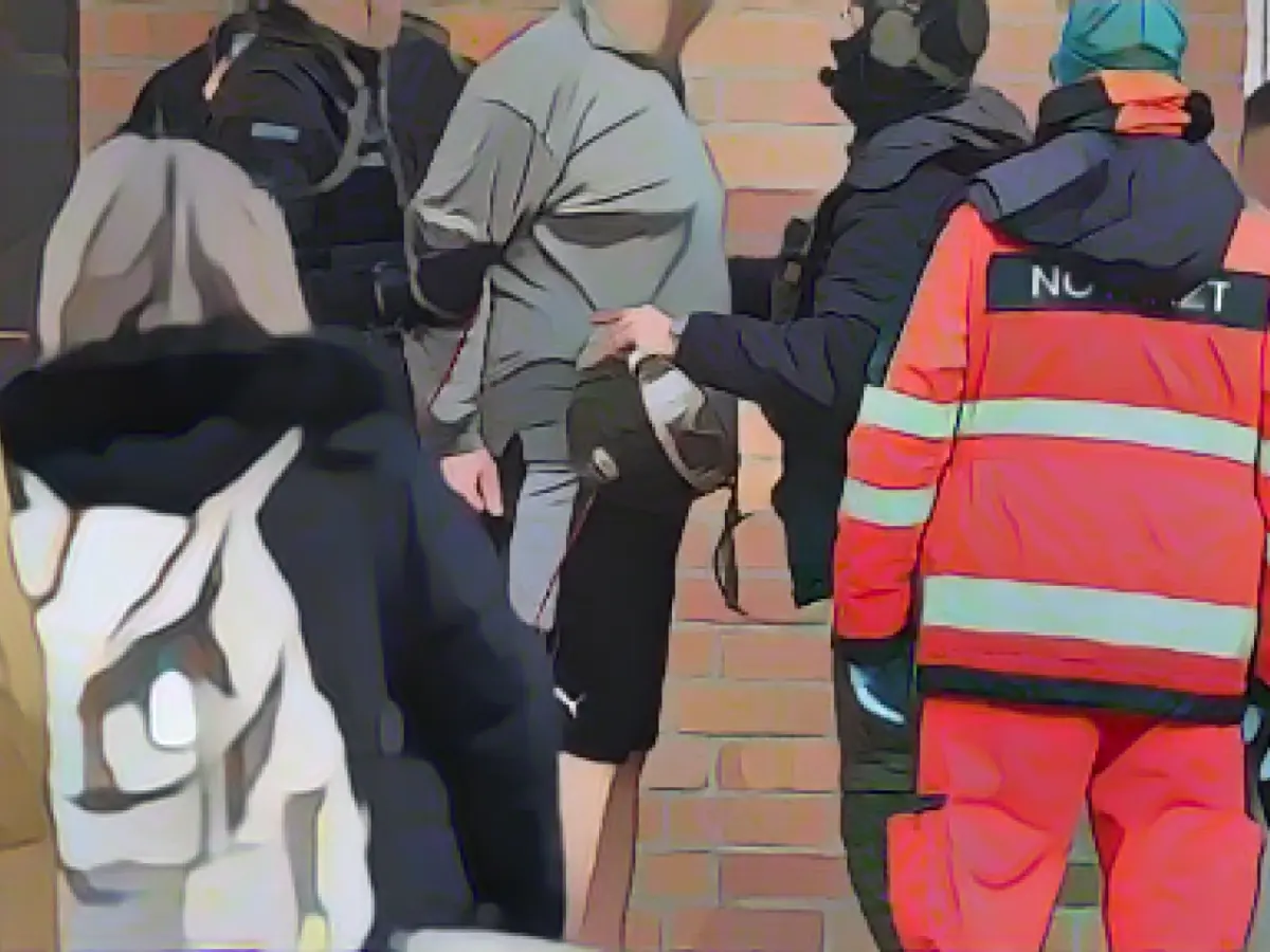 Polizei dringt in Wohnung in Schwerin ein: Frau festgenommen