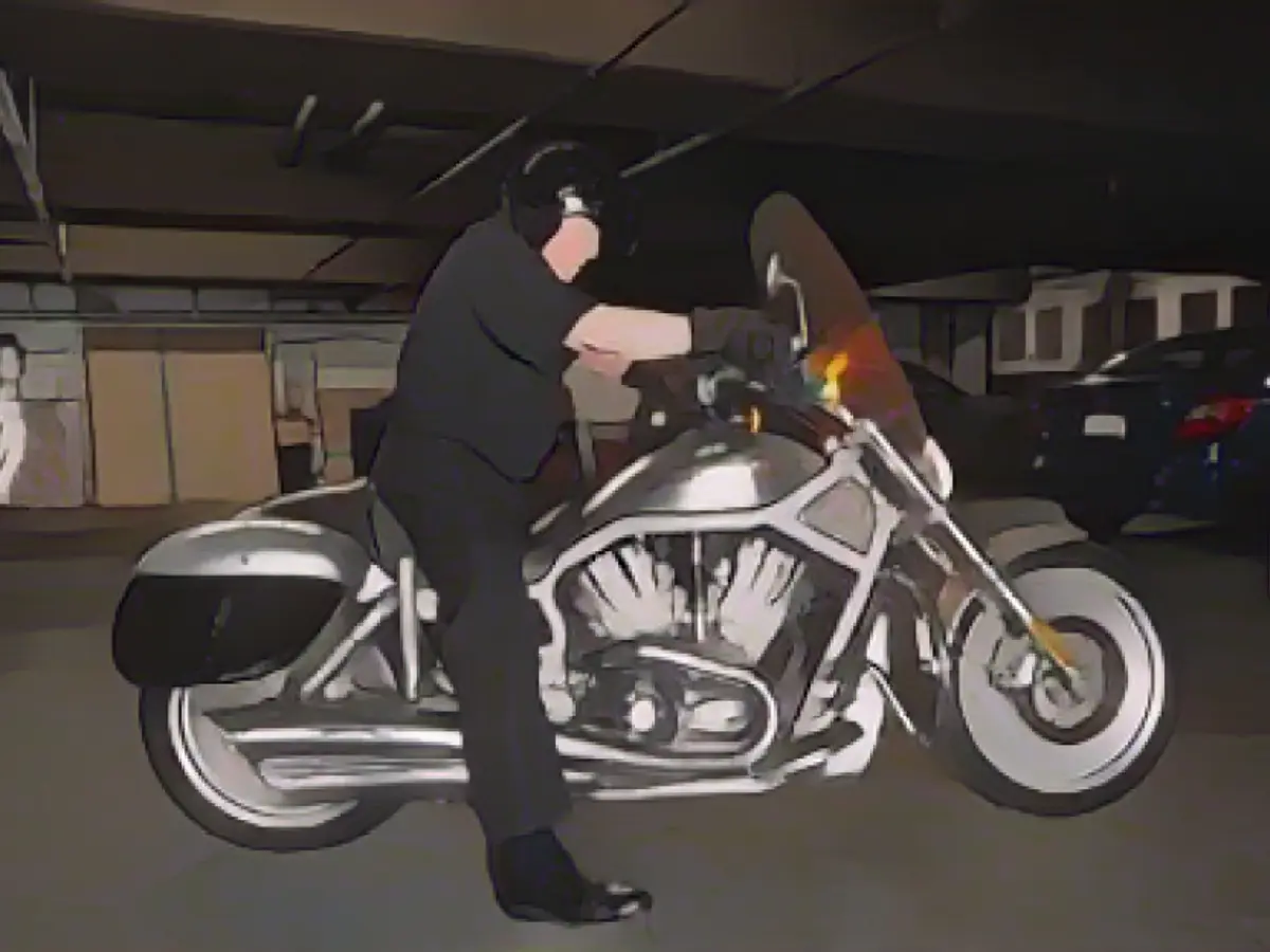 Монсеньор Фрэнк Хикс из капелланского корпуса полицейского департамента Лос-Анджелеса на своем мотоцикле Harley Davidson V-Rod 2002 года выпуска.