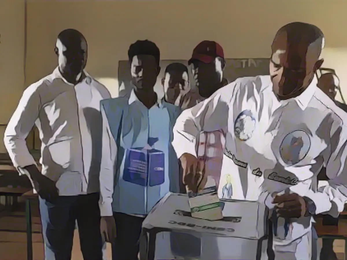 Il candidato congolese alle presidenziali Moise Katumbi (a destra) vota presso il seggio elettorale della scuola Bwakya a Lubumbashi il 20 dicembre 2023.