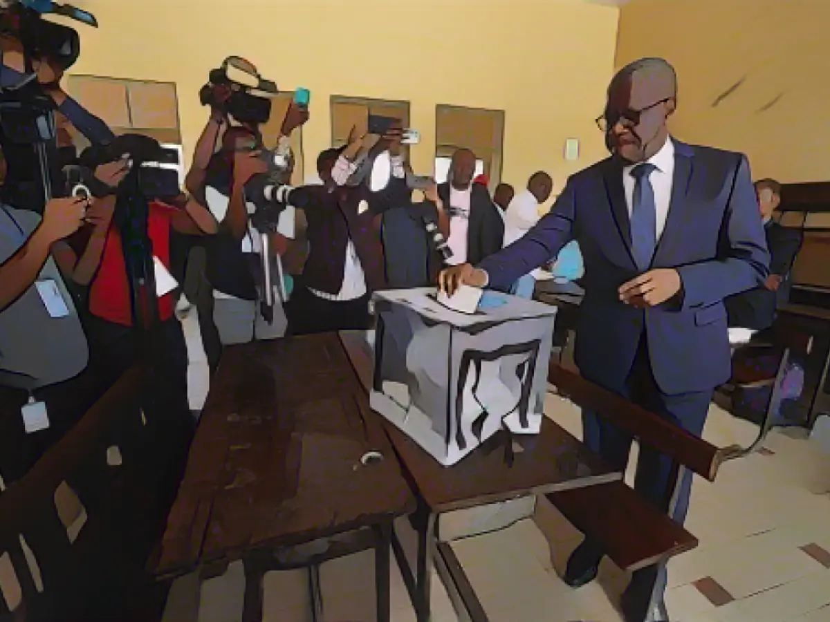 Il premio Nobel per la pace e candidato dell'opposizione Denis Mukwege vota in un seggio elettorale durante le elezioni presidenziali, a Kinshasa.