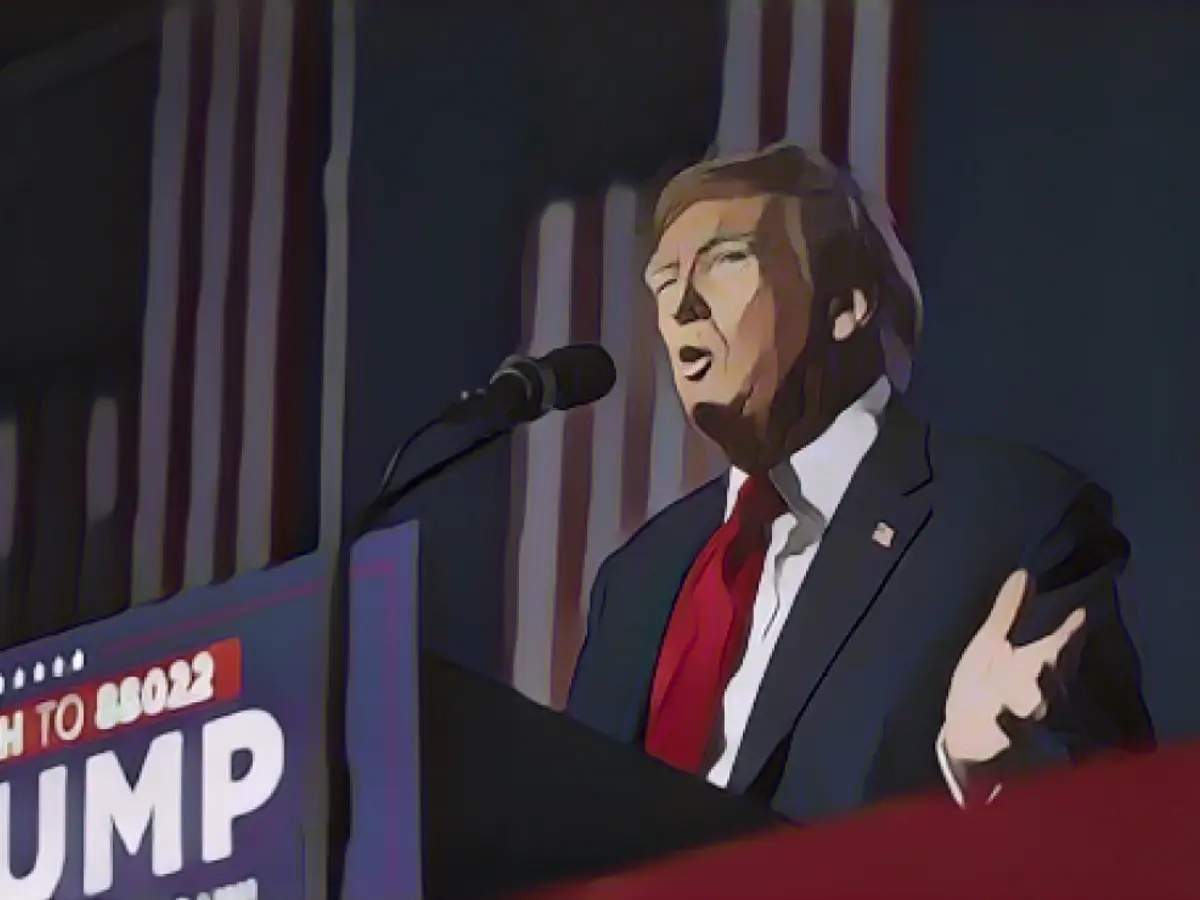 O antigo Presidente Donald Trump discursa num comício de campanha no sábado em Durham, New Hampshire.