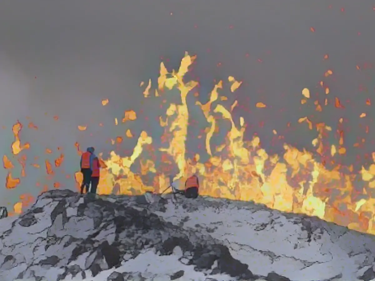 Scienziati dell'Università d'Islanda effettuano misurazioni e campioni in piedi sul crinale della fessura eruttiva di un vulcano attivo vicino a Grindavik, in Islanda, martedì 19 dicembre.