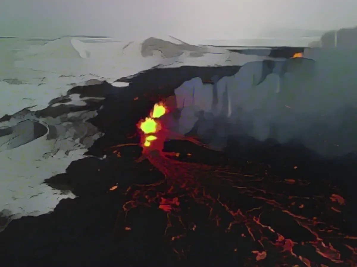 O fotografie realizată cu o dronă arată lava care țâșnește din locul erupției vulcanice de la nord de Grindavik, pe 19 decembrie.