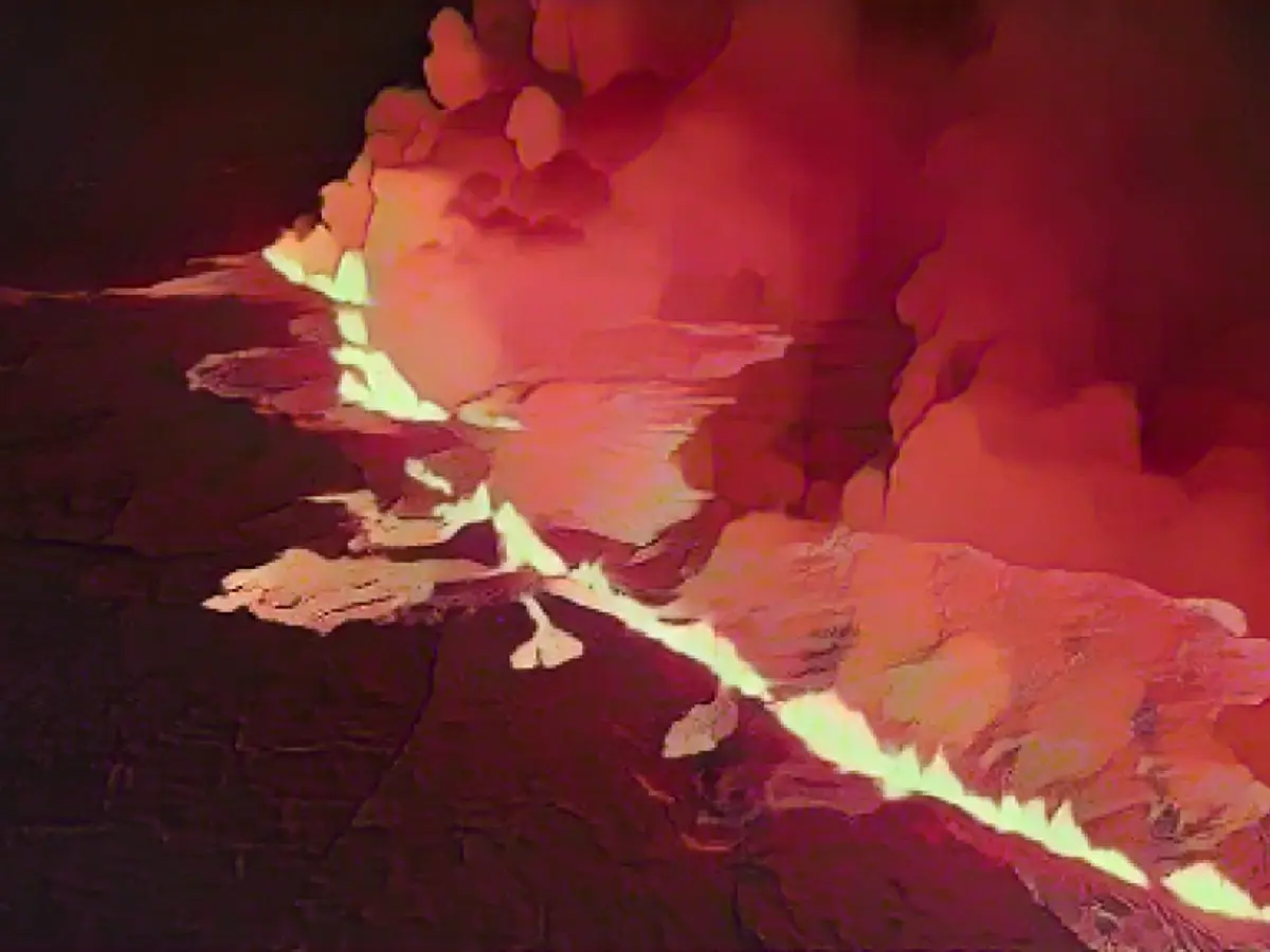 Un volcan crache de la lave et de la fumée lors d'une éruption à Grindavik, en Islande, le lundi 18 décembre.