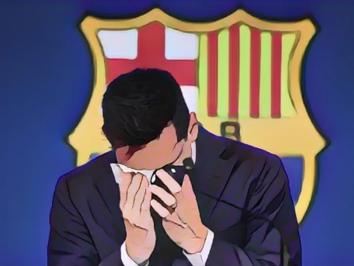 Lionel Messi è ridotto in lacrime durante la conferenza stampa di addio allo stadio Camp Nou.