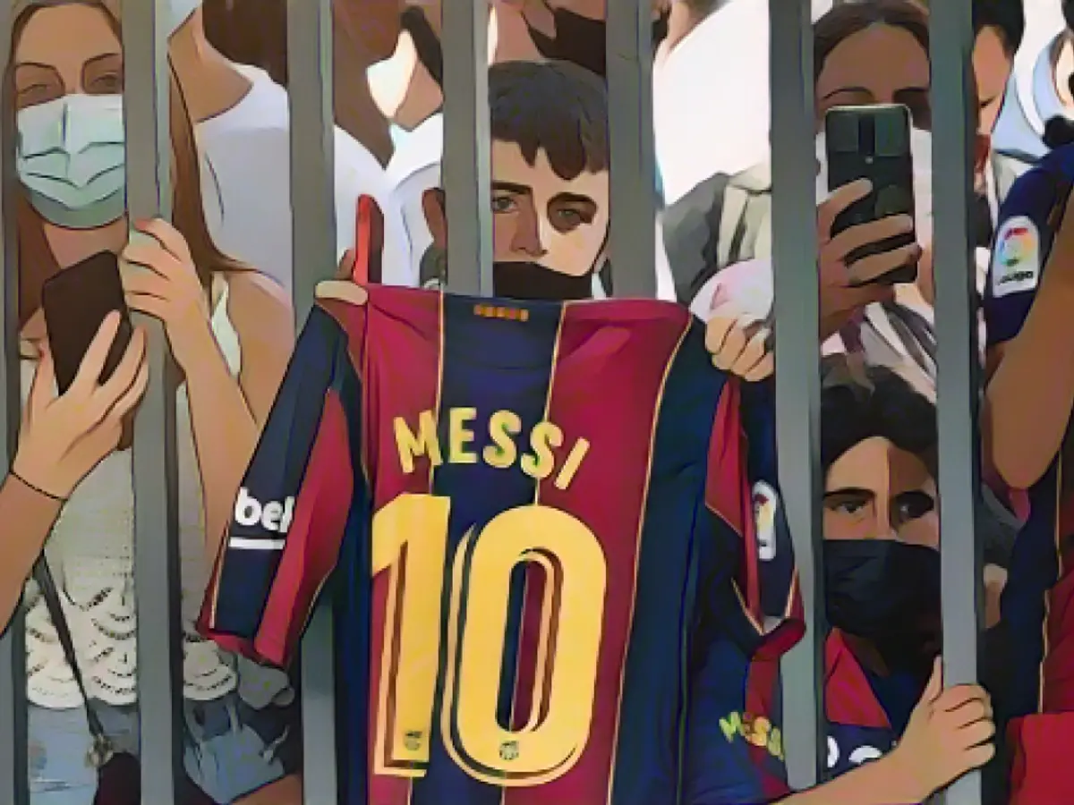 Adeptos reunidos à porta do estádio Camp Nou, onde Lionel Messi deu a sua conferência de imprensa em Barcelona.