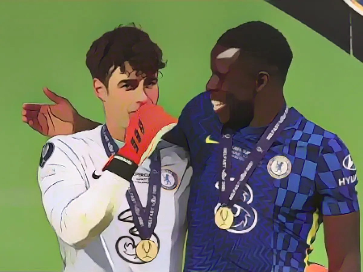 Kepa Kepa (links) feiert mit Kurt Zouma den Supercup-Sieg von Chelsea.