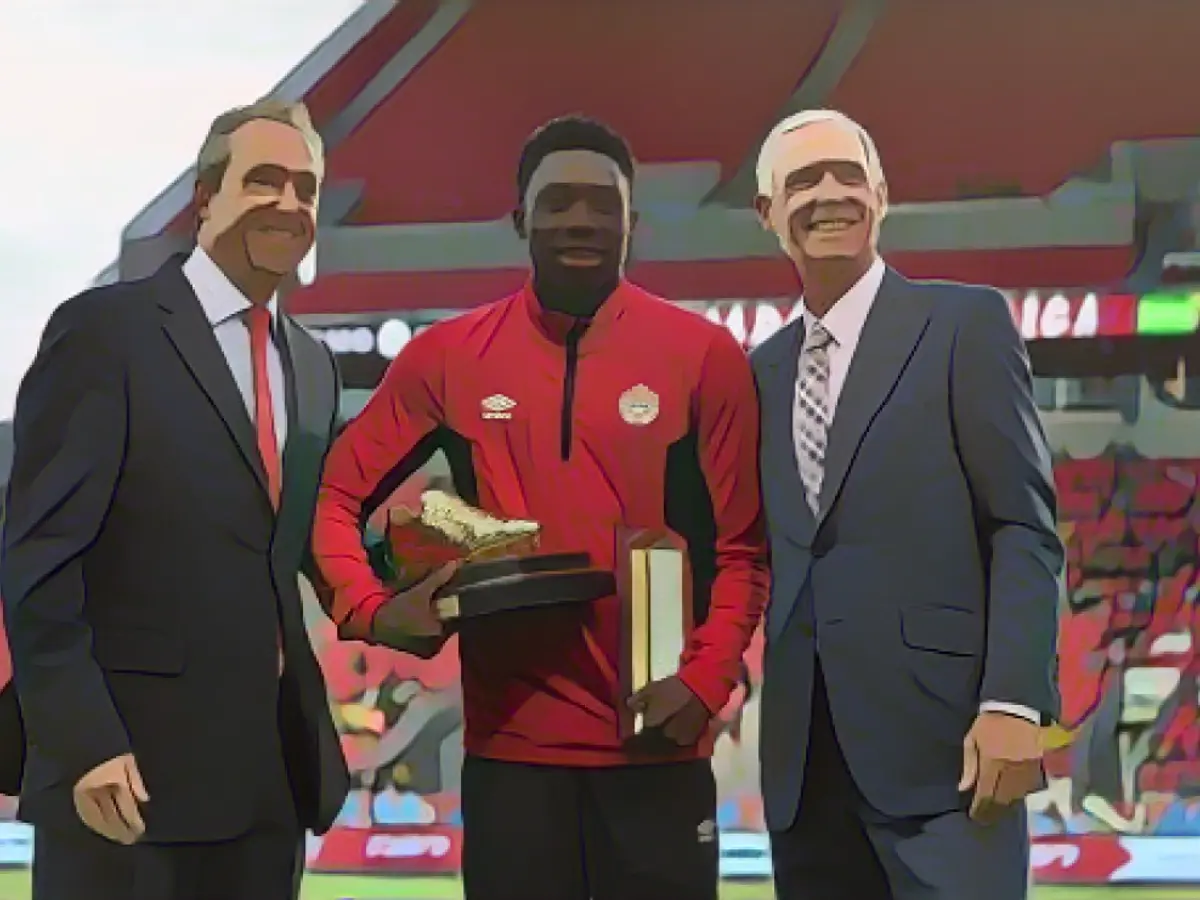 Davies ganhou a Bota de Ouro como o melhor marcador da Taça de Ouro da CONCACAF de 2017 e o Prémio Jovem Jogador como o jogador mais promissor do torneio.