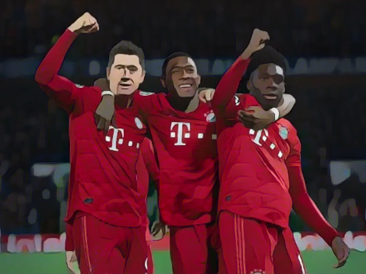 Davies (sağda) Bayern'in yıldızı Robert Lewandowski (solda) ve Bayern'in eski savunma oyuncusu David Alaba (ortada) ile birlikte.