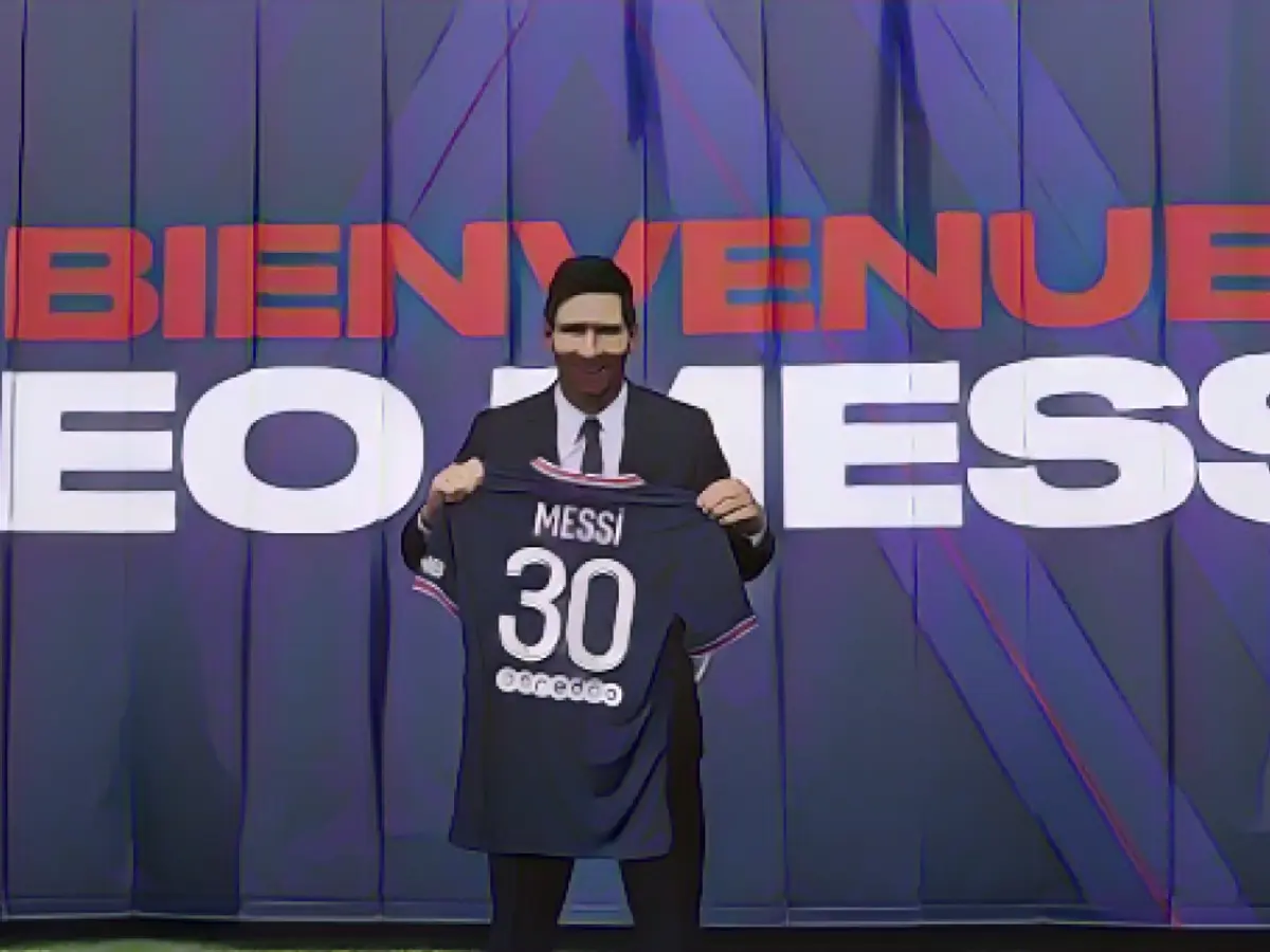 Messi tiene la sua maglia dopo una conferenza stampa.