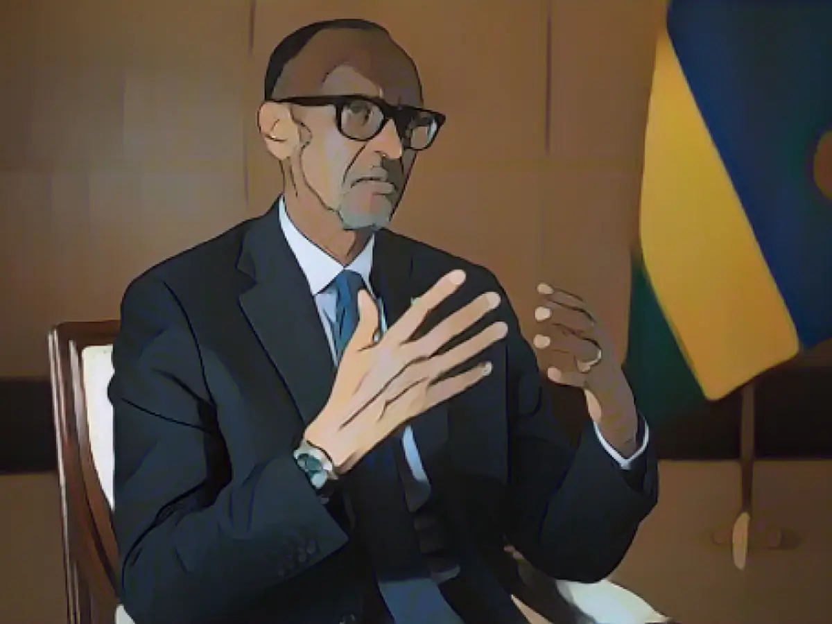 Президент Руанды Поль Кагаме выступает во время интервью международным СМИ в офисе президента в Кигали, 28 мая 2021 года.