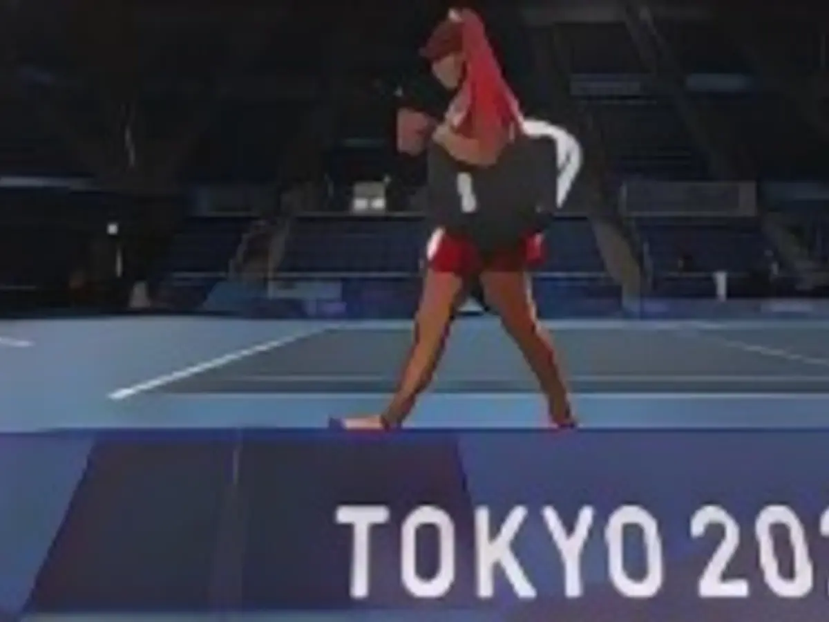 Naomi Osaka, da Equipa Japão, abandona o court após a derrota no seu jogo de singulares femininos da terceira ronda contra Marketa Vondrousova, da Equipa República Checa, no quarto dia dos Jogos Olímpicos de Tóquio 2020, no Ariake Tennis Park, a 27 de julho de 2021, em Tóquio, Japão. (Fotografia de David Ramos/Getty Images)