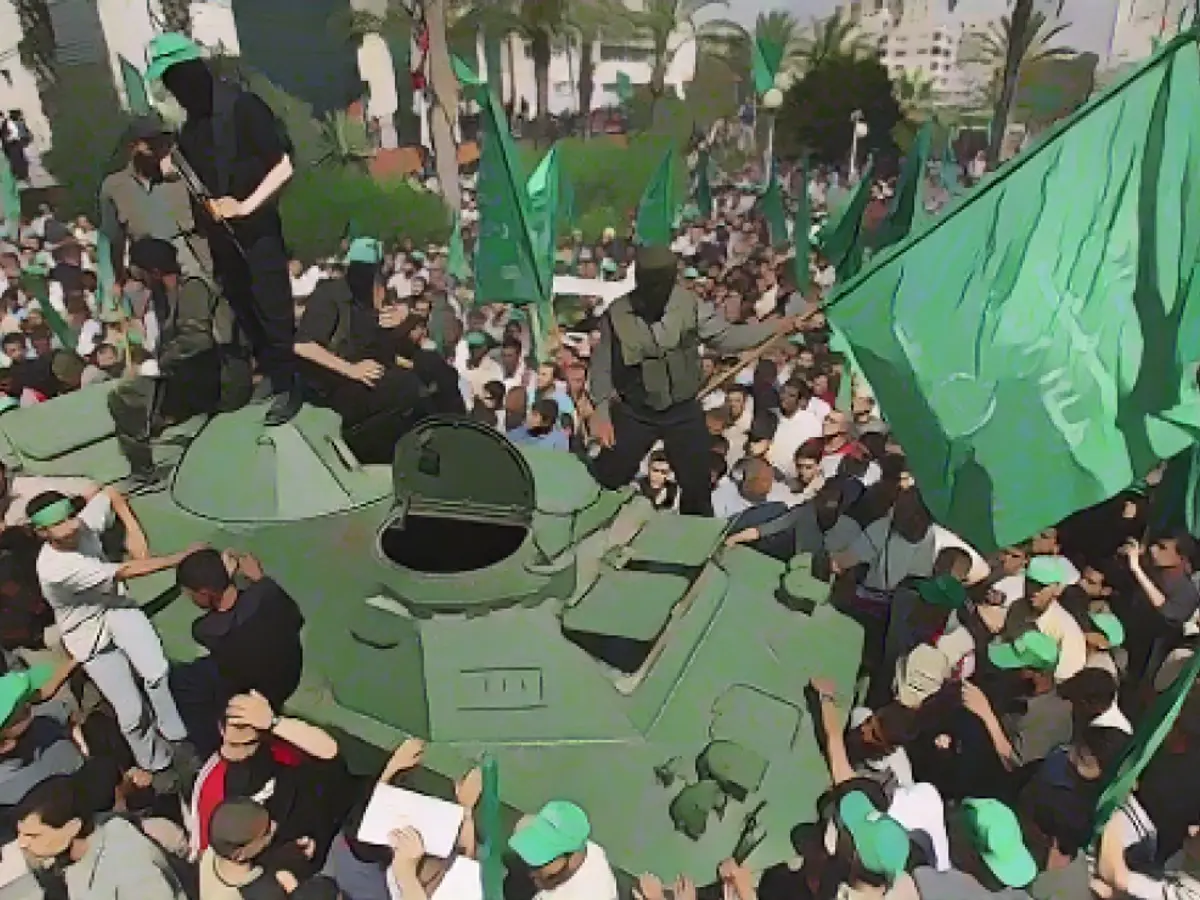 Palästinensische Hamas-Mitglieder in Gaza-Stadt fahren auf einem gepanzerten Fahrzeug, das von der rivalisierenden palästinensischen Partei Fatah beschlagnahmt wurde, während einer Kundgebung im Juni 2007.