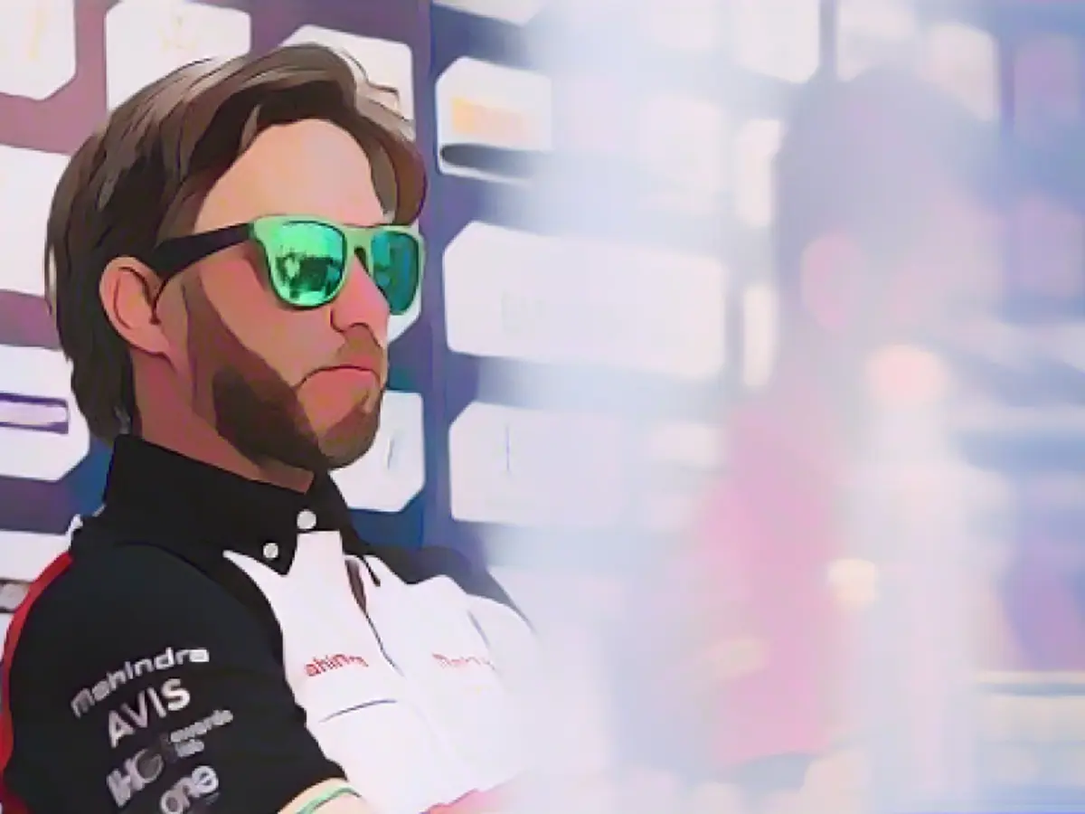 Nick Heidfeld de Mahindra Racing se détend sur le circuit vendredi.