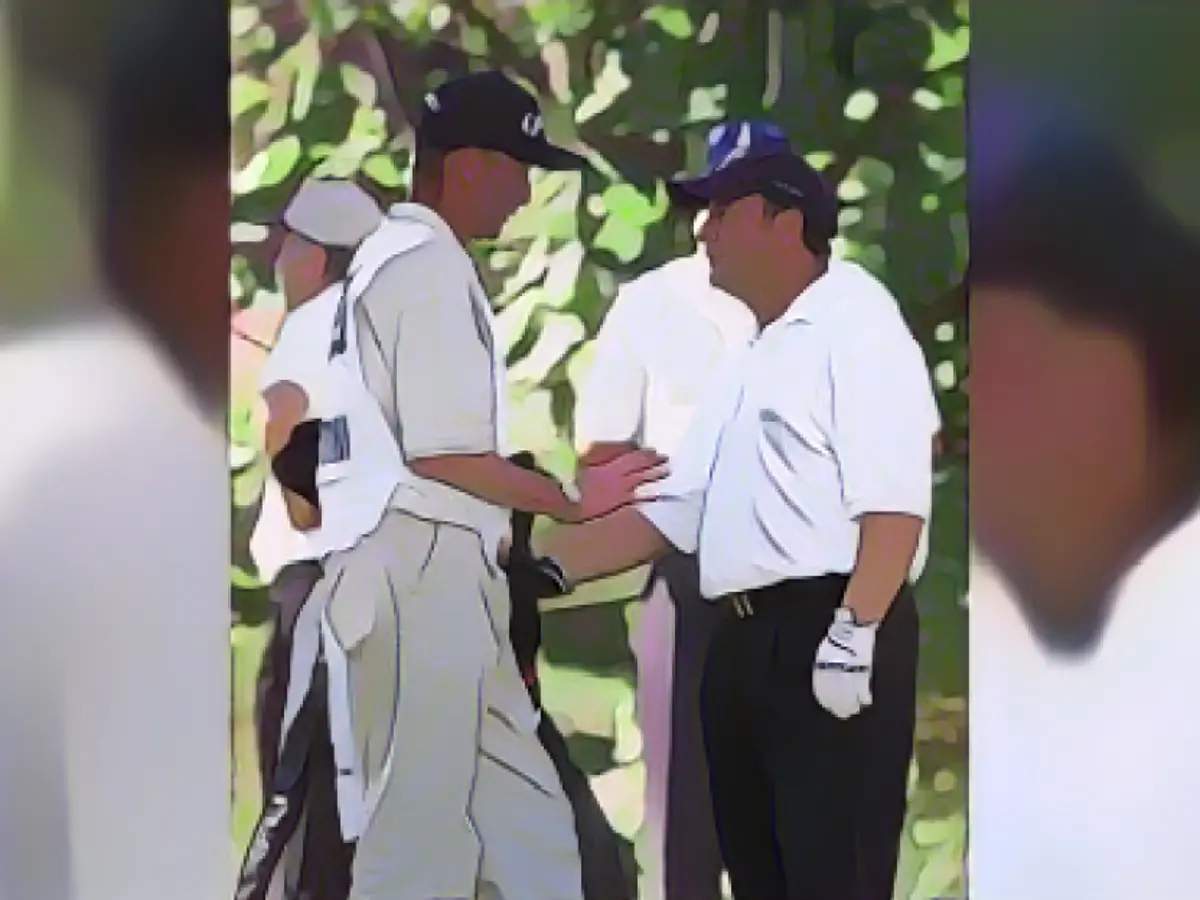 Ian Woosnam (a destra) è in piedi con il suo caddie Miles Byrne mentre spiega il suo errore durante il giro finale dell'Open Championship 2001 al Royal Lytham and St Annes.