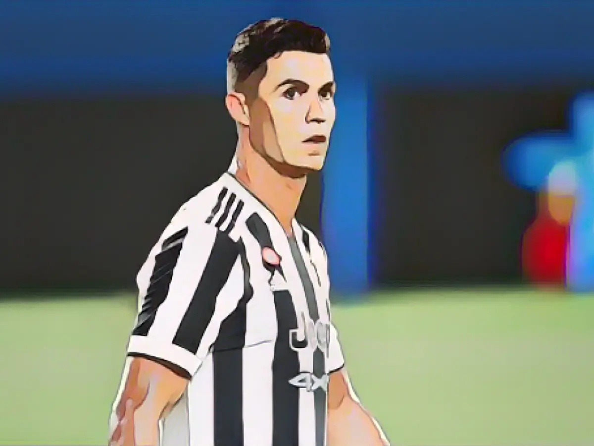 Juventus'tan Cristiano Ronaldo, 08 Ağustos 2021 tarihinde Barcelona'da Estadi Johan Cruyff'ta Barcelona ve Juve arasında oynanan Joan Gamper Trophy maçı sırasında izliyor.