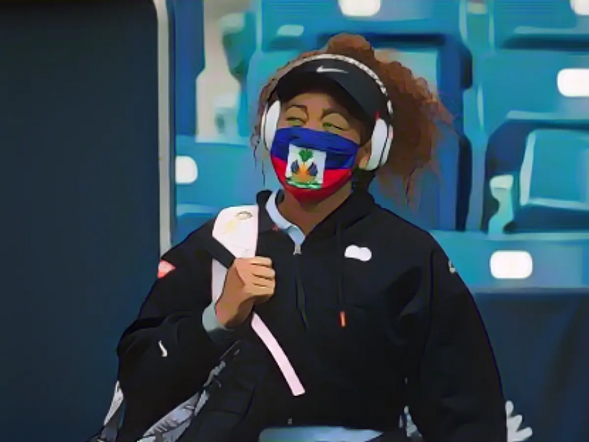 Naomi Osaka poartă o mască Haiti înainte de meciul din turul al doilea la Western & Southern Open.