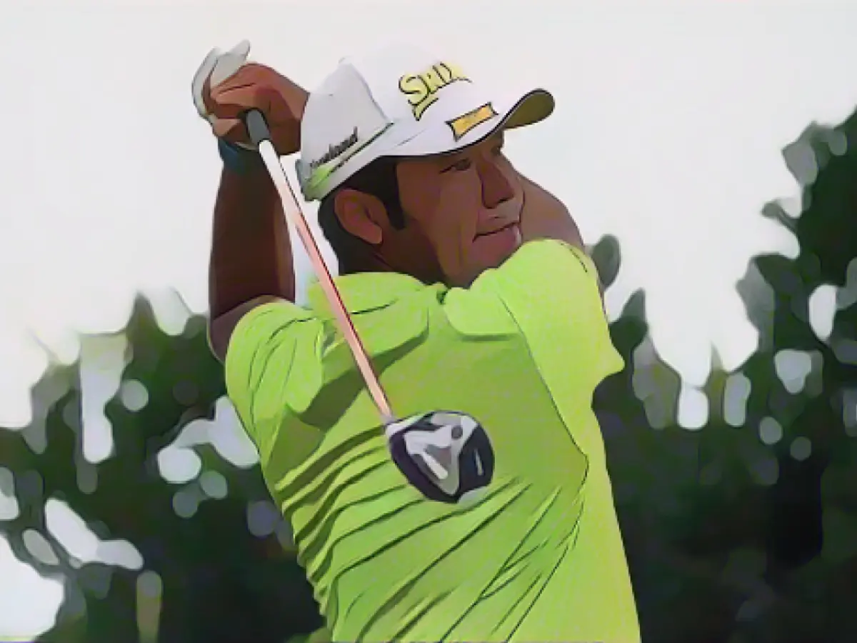 Hideki Matsuyama își urmărește lovitura de pe tee-ul al treilea în runda a doua la turneul de golf Northern Trust, vineri, 20 august 2021, la Liberty National Golf Course din Jersey City, N.J.