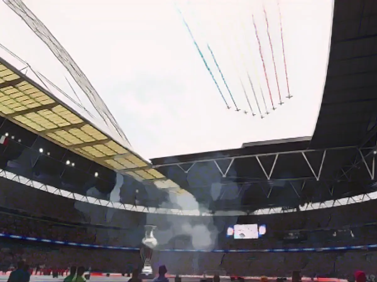 Henri Delaunay kupasının büyük bir replikası, 11 Temmuz 2021 tarihinde Londra, İngiltere'de İtalya ile İngiltere arasında oynanacak Euro 2020 finali öncesinde Wembley Stadyumu'nun içinde görülüyor.