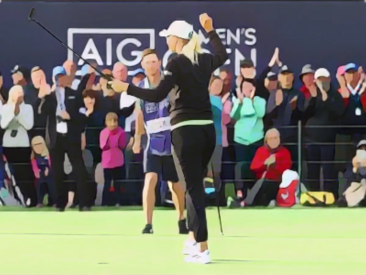 Nordqvist festeggia sul 18° green con il suo caddie.