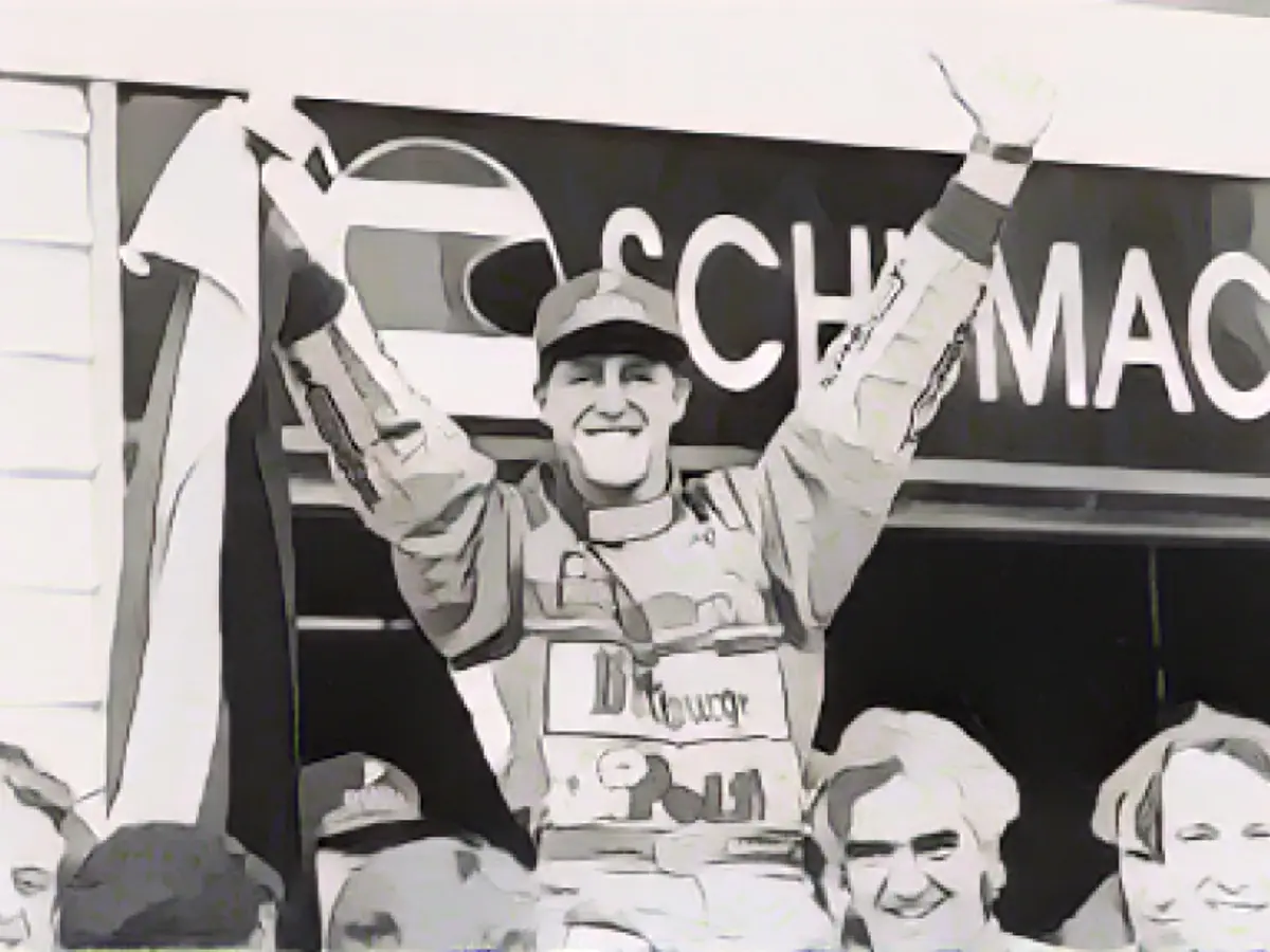 Schumacher wird von seinem Boxenteam auf der australischen Grand-Prix-Strecke in Adelaide, Australien, hochgehoben, nachdem er 1994 die Formel-1-Fahrerweltmeisterschaft gewonnen hat.