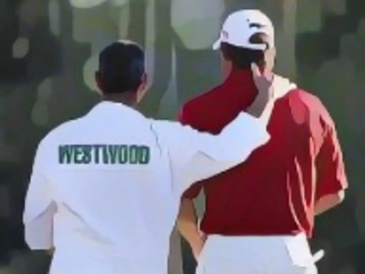 AUGUSTA, GA - 11 APRILE: l'inglese Lee Westwood aspetta con il suo caddie Billy Foster sul 18° green durante il Masters Tournament 2010 all'Augusta National Golf Club l'11 aprile 2010 ad Augusta, in Georgia.  (Foto di Harry How/Getty Images)