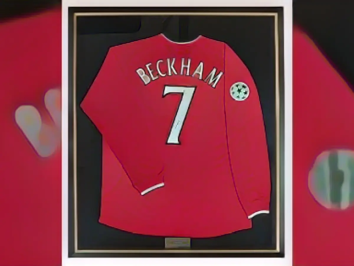 Футболка с автографом Бекхэма, в которой он играл в матче группового этапа Лиги чемпионов против греческой команды 