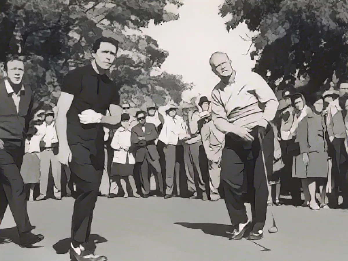 Palmer e Player seguono il volo del tee shot di Nicklaus al Firestone Country Club di Akron, Ohio, nel 1965.